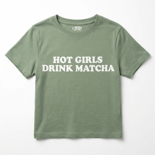Baby Tee HOT GIRLS DRINK MATCHA t-shirt court Y2K femme vert sauge i Heart Creation